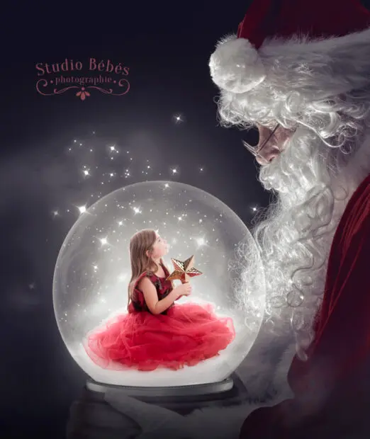 Jeune fille à l'étoile à l'intérieur d'une boule à neige tenu par Santa Claus