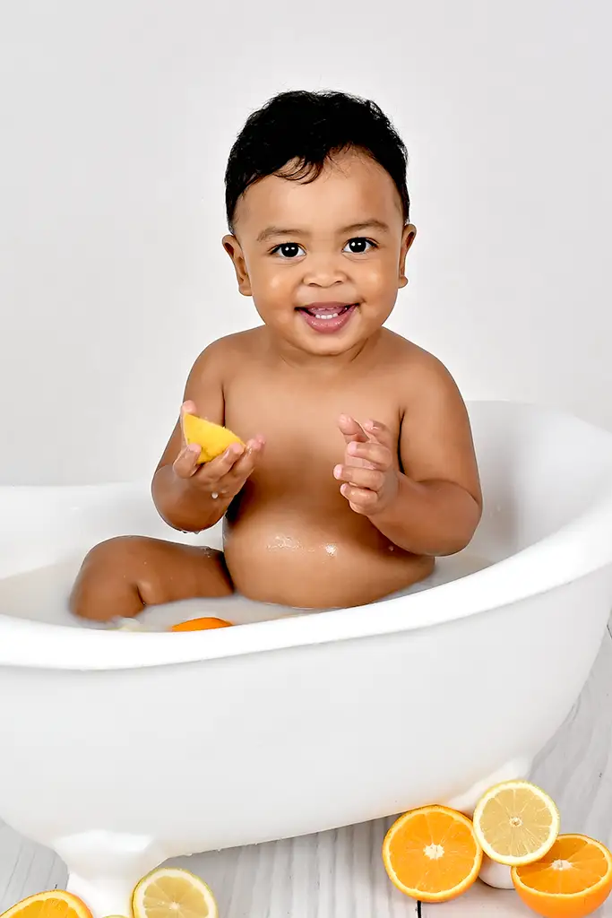 Bébé souriant dans son bain