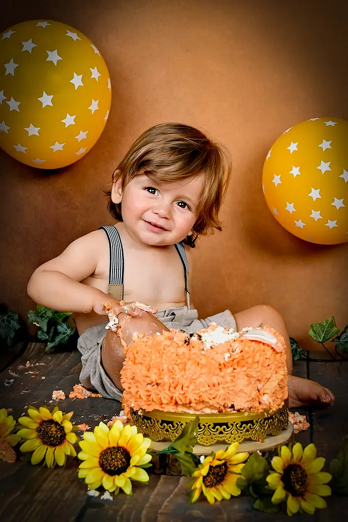 Bébé avec gâteau d'anniversaire