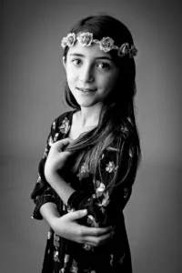 Portrait de jeune fille en noir et blanc