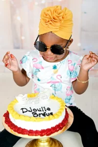 Enfant de deux ans avec gâteau