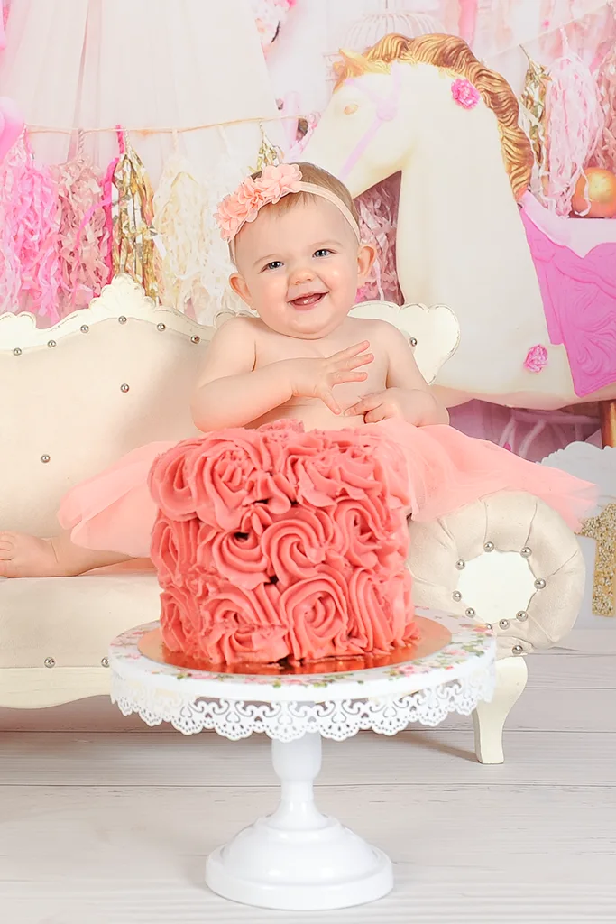 Bébé souriant et son gâteau d'anniversaire