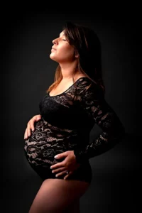 Femme enceinte sur fond noir
