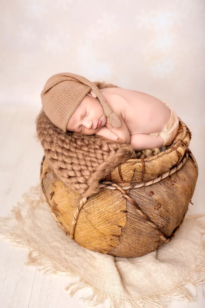 Un nouveau-né dans un panier